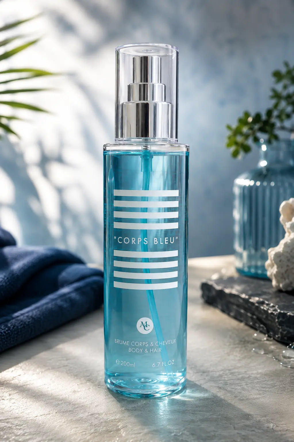 Brume parfumée Corps Bleu 200ml pour corps et cheveux avec design bleu moderne et ambiance masculine fraîche et élégante.