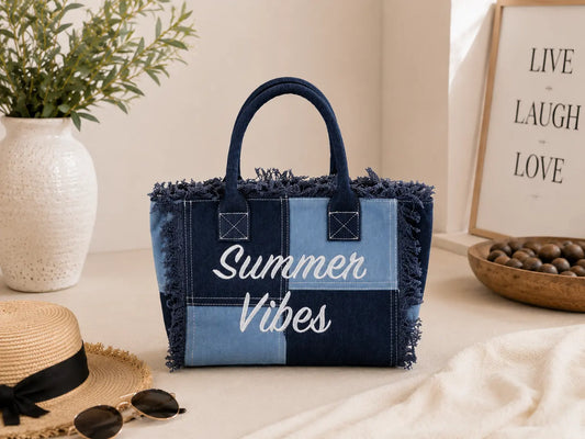 Sac cabas femme en tissu jeans patchwork bleu avec broderie Summer Vibes, disponible en petit et grand modèle avec bandoulière et poches intérieures.