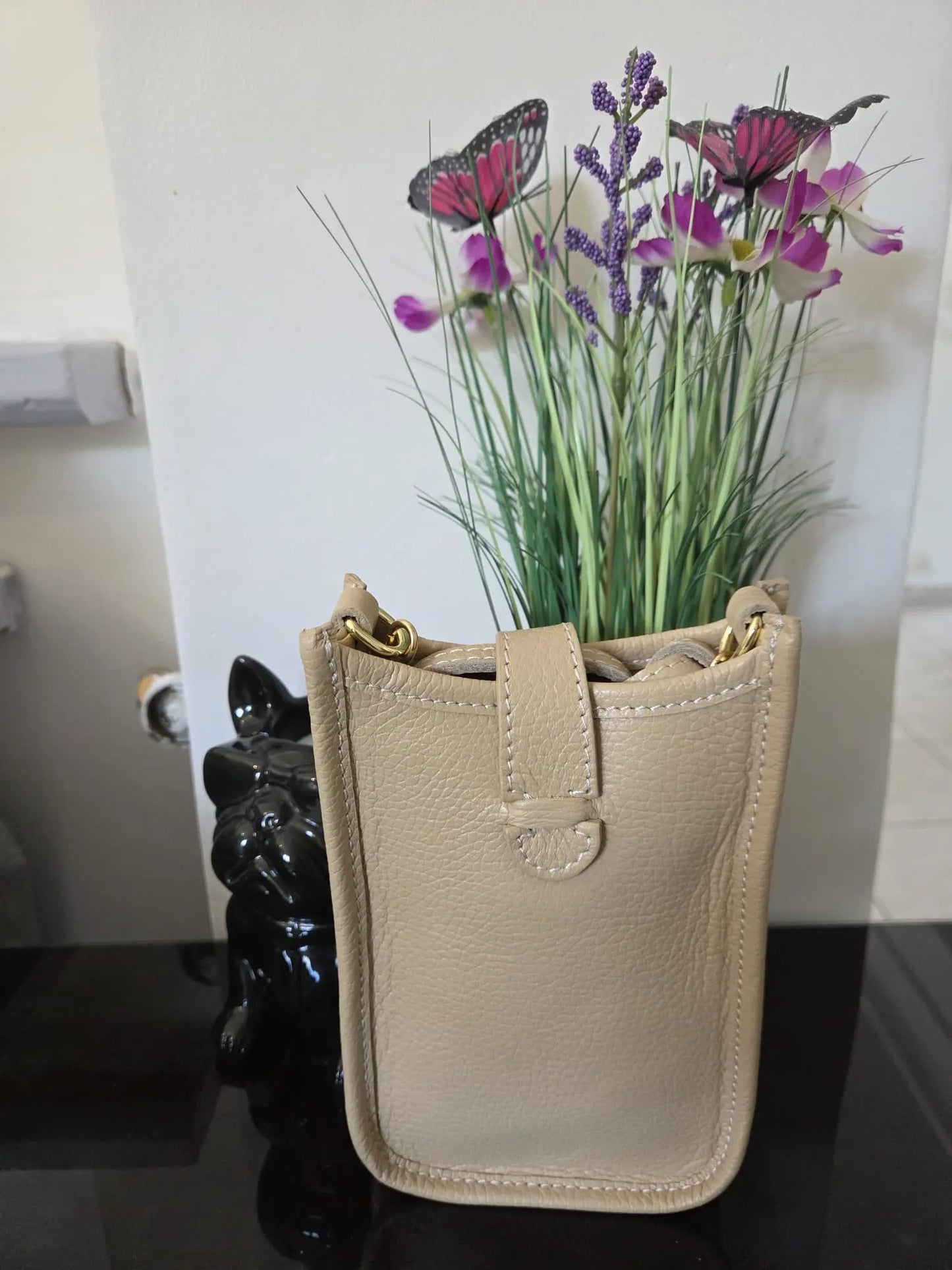 Mini sac téléphone taupe en cuir grainé avec fermeture à pression et détails dorés, élégant et compact pour femme.