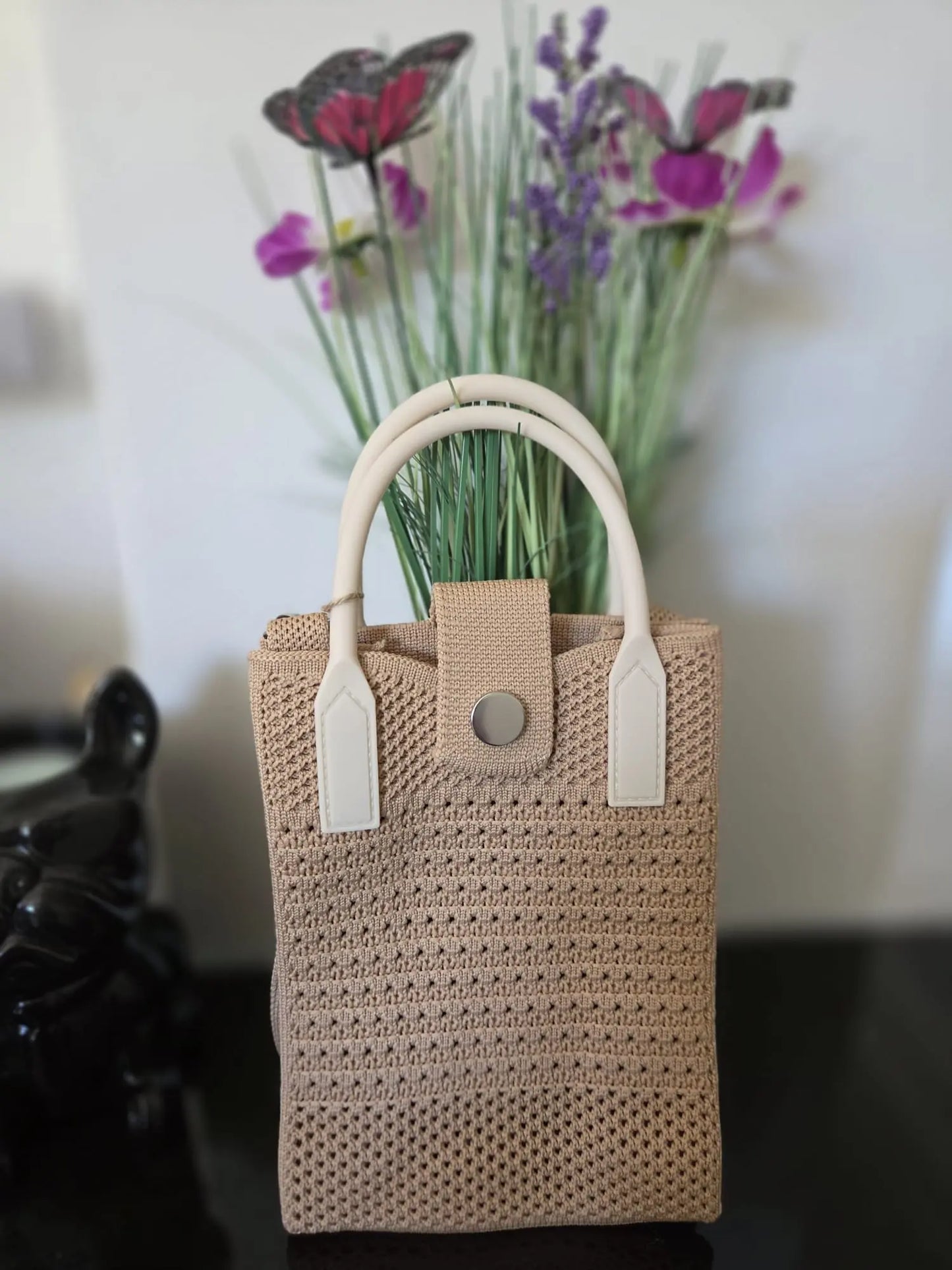 Sac téléphone femme en crochet avec anse plastique rigide disponible en plusieurs couleurs tendance.