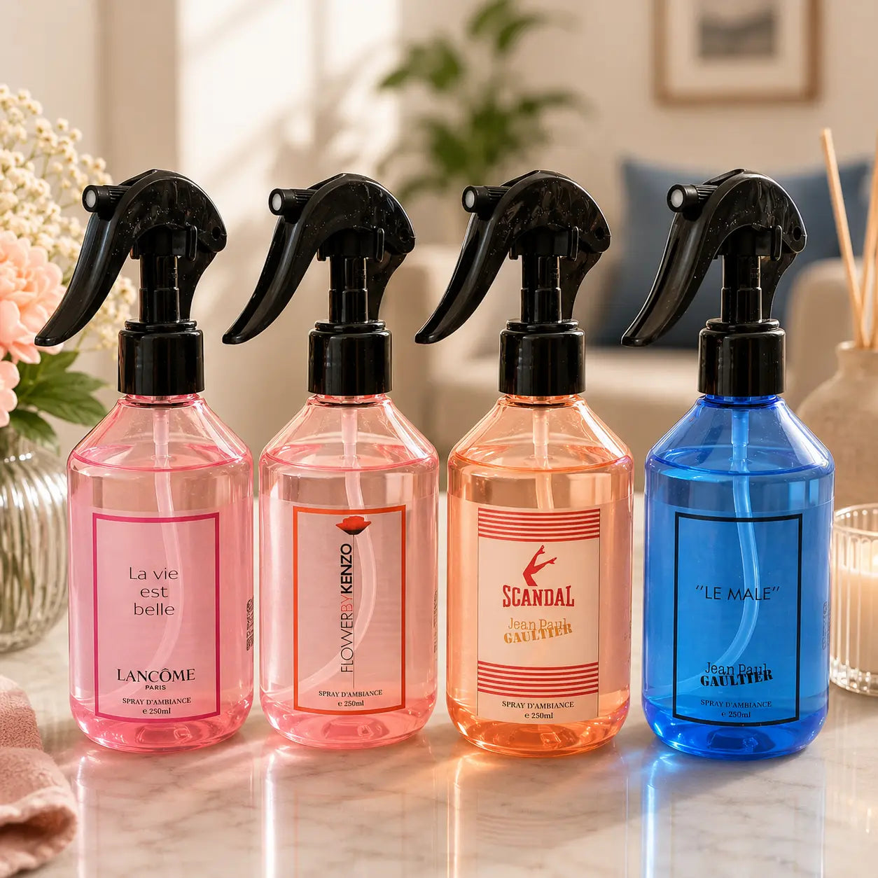 Sprays d’ambiance parfumés 250 ml aux senteurs florales et orientales présentés en flacons élégants colorés bleu et rose, ambiance cocooning et raffinée pour parfumer durablement la maison.