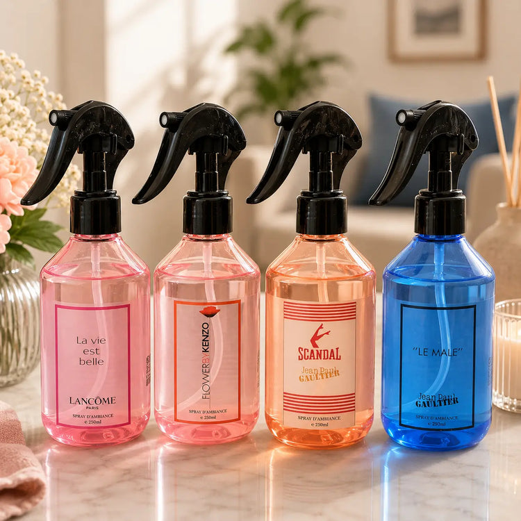 Sprays d’ambiance parfumés 250 ml aux senteurs florales et orientales présentés en flacons élégants colorés bleu et rose, ambiance cocooning et raffinée pour parfumer durablement la maison.