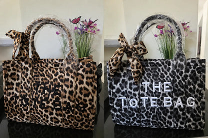 Sac à main ou bandoulière imprimé léopard avec foulard décoratif à l’anse et fermeture éclair, élégant et tendance pour femme.