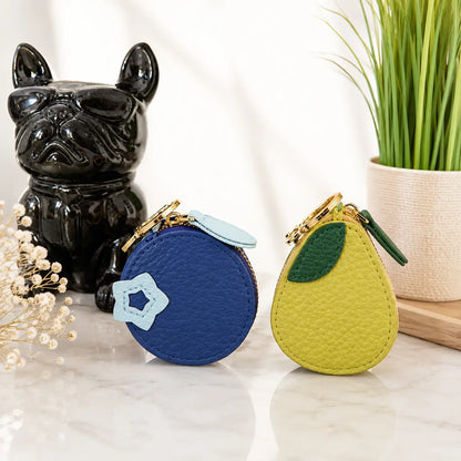 Mini porte-monnaie porte-clés en cuir véritable avec mousqueton doré, modèle rond bleu et modèle vert en forme de poire.