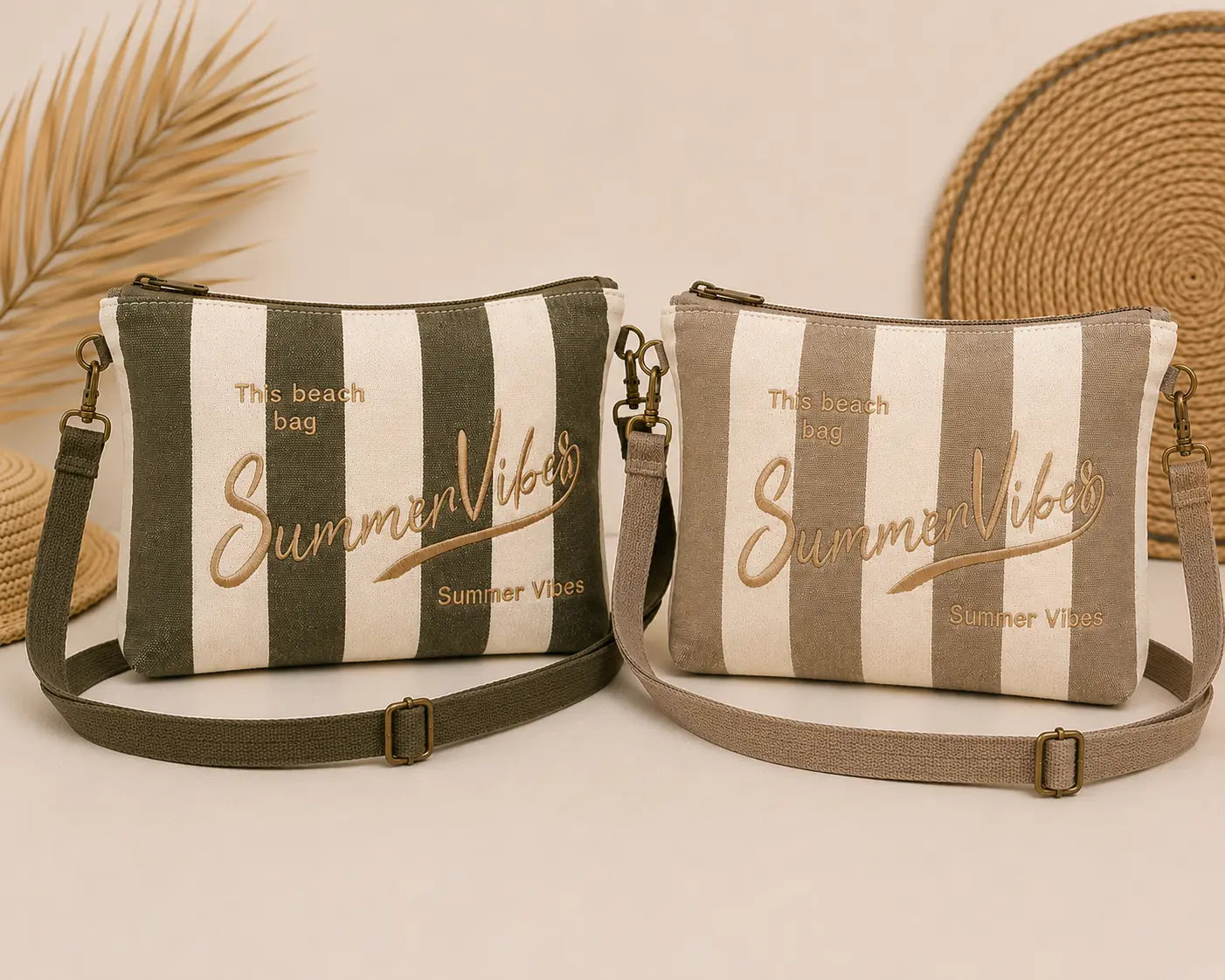 Sac pochette rayé Summer Vibes avec bandoulière et fermeture zip, style estival chic pour femme.