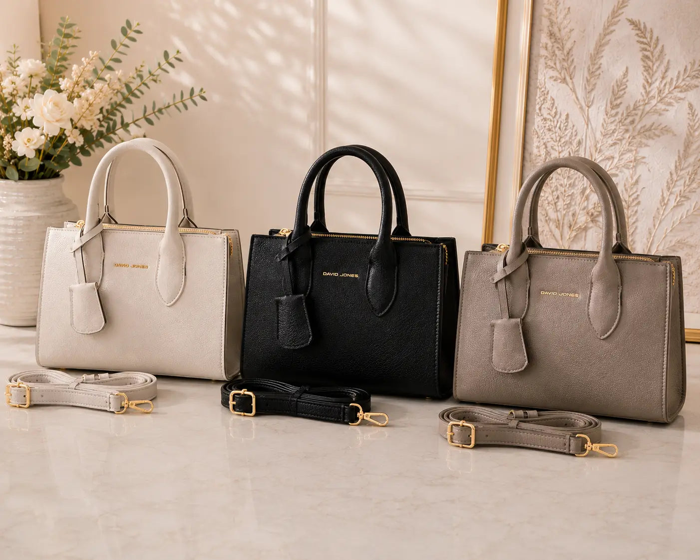 Sac à main élégant David Jones en simili cuir grainé avec fermeture zippée et détails dorés, chic et moderne pour femme.