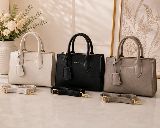 Sac à main élégant David Jones en simili cuir grainé avec fermeture zippée et détails dorés, chic et moderne pour femme.