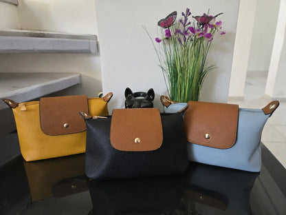 Sac femme en simili cuir avec fermeture éclair, plusieurs compartiments et poche zippée au dos, élégant et pratique au quotidien.