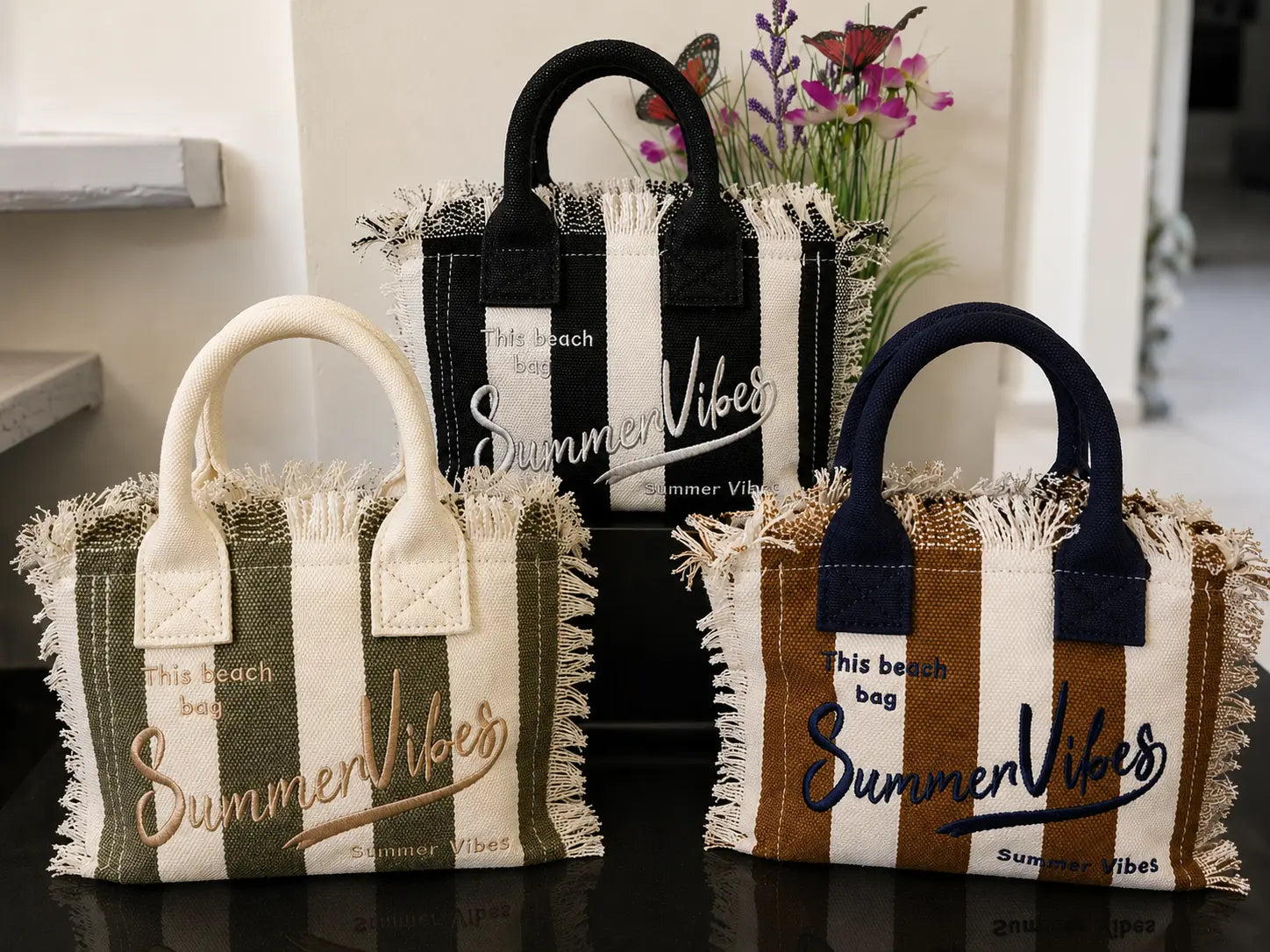Petit sac femme “Summer Vibes” rayé style bohème chic avec franges, fermeture zip et bandoulière, disponible en plusieurs coloris tendance été.