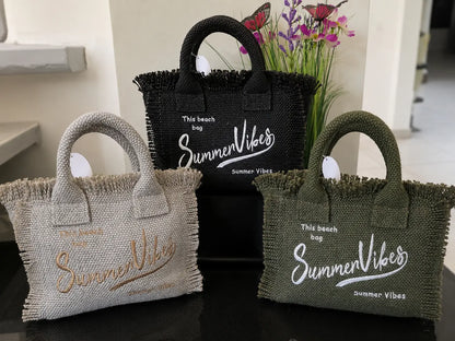 Petit sac femme “Summer Vibes” style bohème chic avec anses rigides, fermeture zip et bandoulière, disponible en plusieurs coloris pour un look estival tendance.