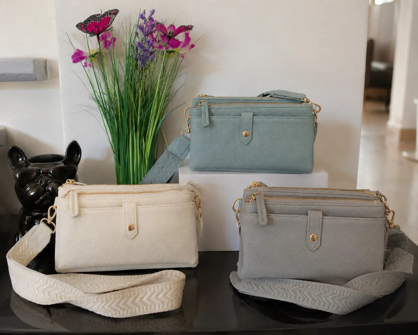 Petit sac bandoulière femme multi-poches effet cuir avec compartiments zippés et rangement cartes intégré.