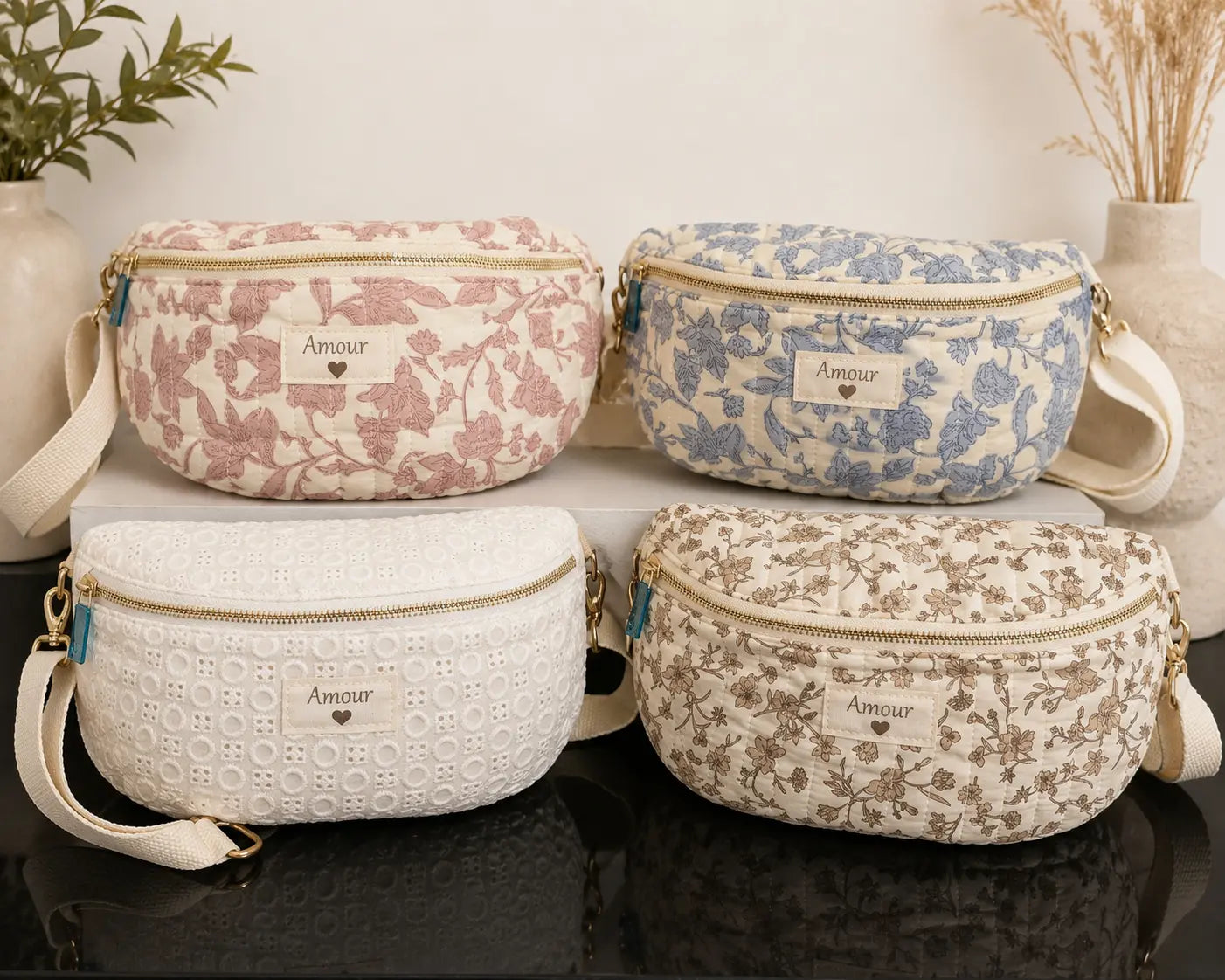 Sac banane matelassé femme motif floral Amour avec fermeture zip et bandoulière réglable.