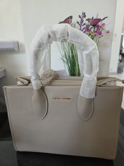Sac à main élégant David Jones en simili cuir grainé avec fermeture zippée et détails dorés, chic et moderne pour femme.