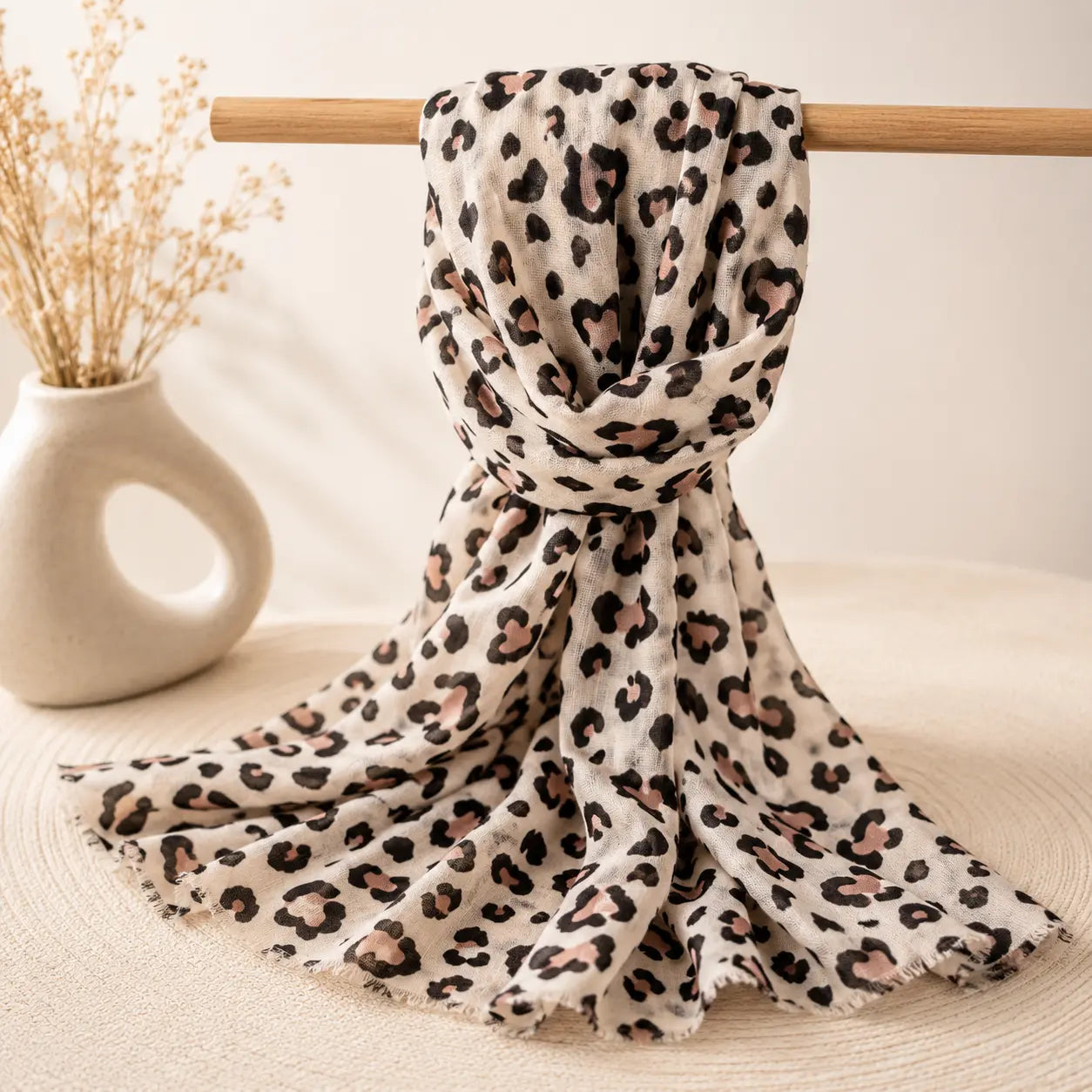 Foulard femme léopard clair 80x175 cm en viscose et polyester, grand châle léger et élégant au motif animalier tendance, accessoire de mode chic pour femme.