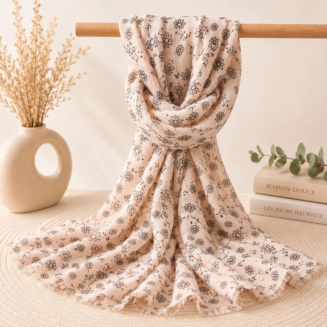 Foulard femme rose à petites fleurs en viscose légère 70x180 cm, accessoire de mode chic et bohème, élégant et fluide pour toutes les saisons.