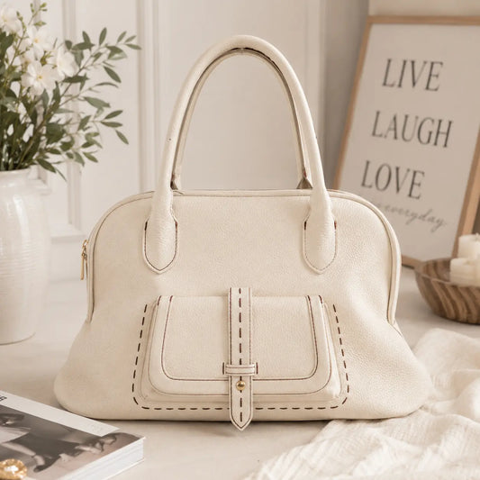 Grand sac à main femme crème en simili cuir grainé avec poche avant à pression, intérieur rose et fermeture zippée, élégant et pratique pour le quotidien.