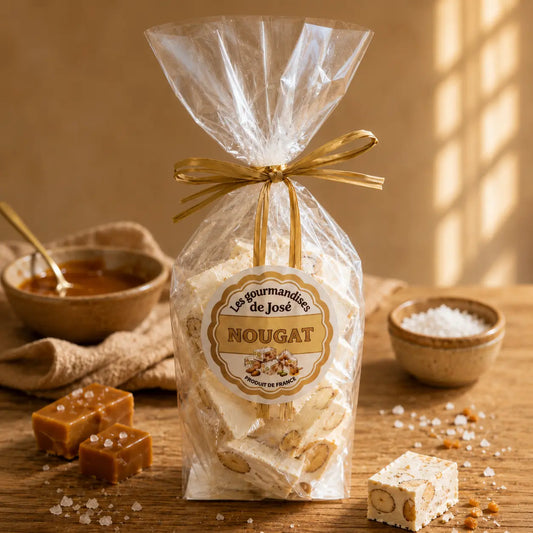 Nougat tendre saveur caramel beurre salé en sachet transparent avec éclats d’amandes, présenté dans une ambiance gourmande avec caramel fondant et cristaux de sel.