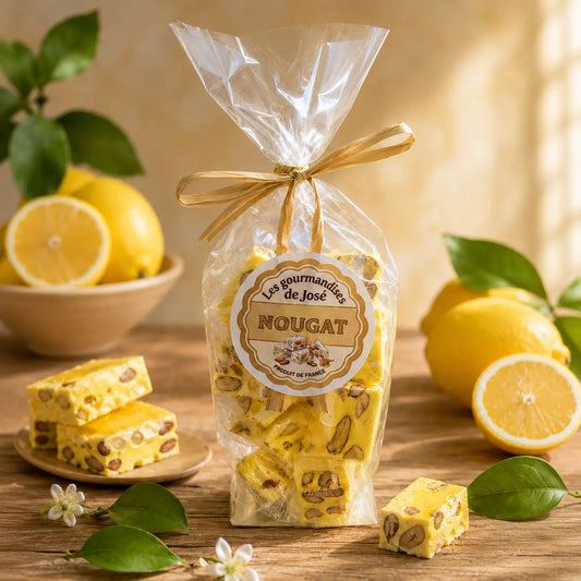 Sachet de nougat tendre saveur citron avec éclats d’amandes, présenté dans une ambiance lumineuse et gourmande avec citrons frais et décoration artisanale provençale.