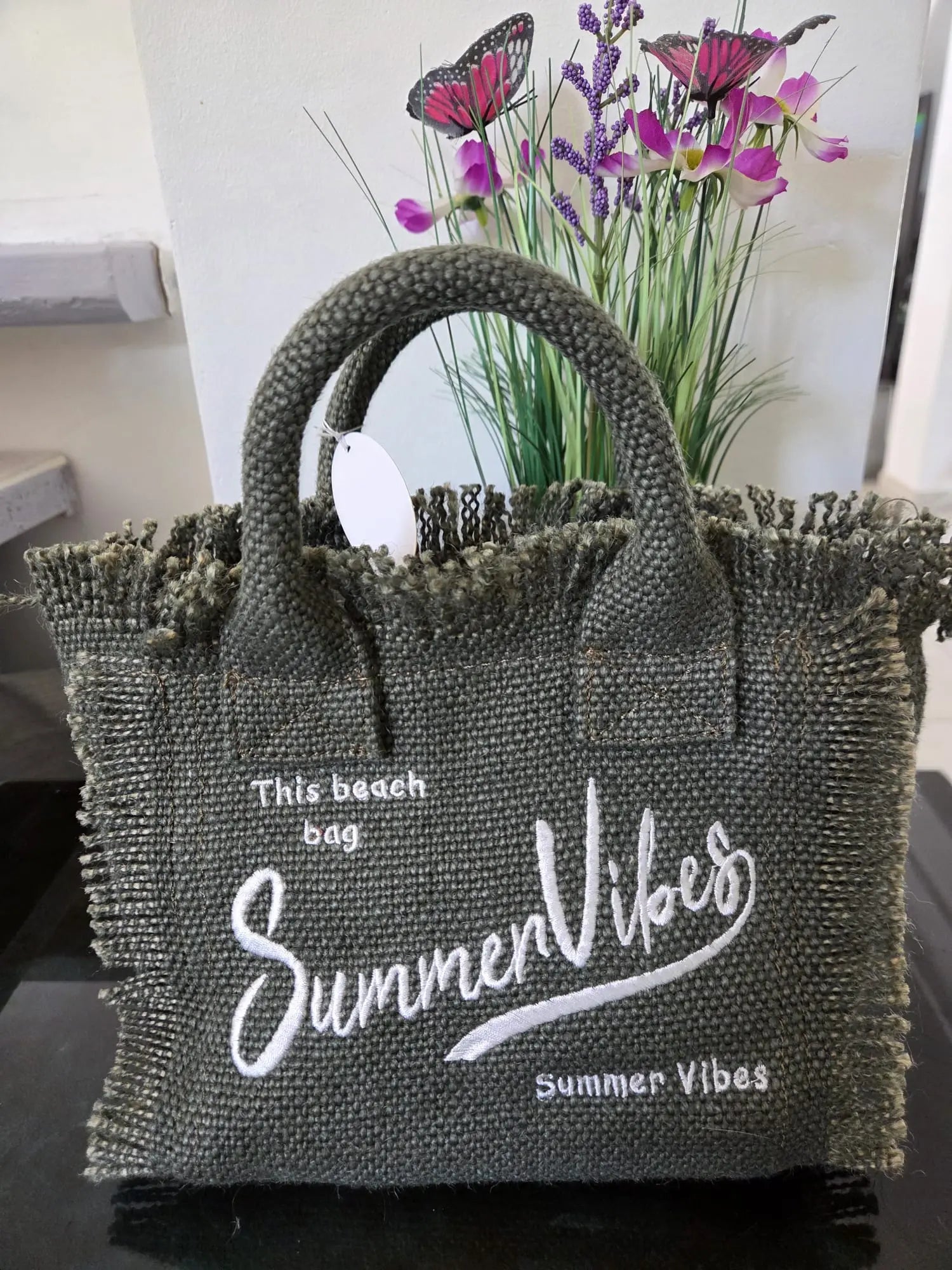 Petit sac femme “Summer Vibes” style bohème chic avec anses rigides, fermeture zip et bandoulière, disponible en plusieurs coloris pour un look estival tendance.