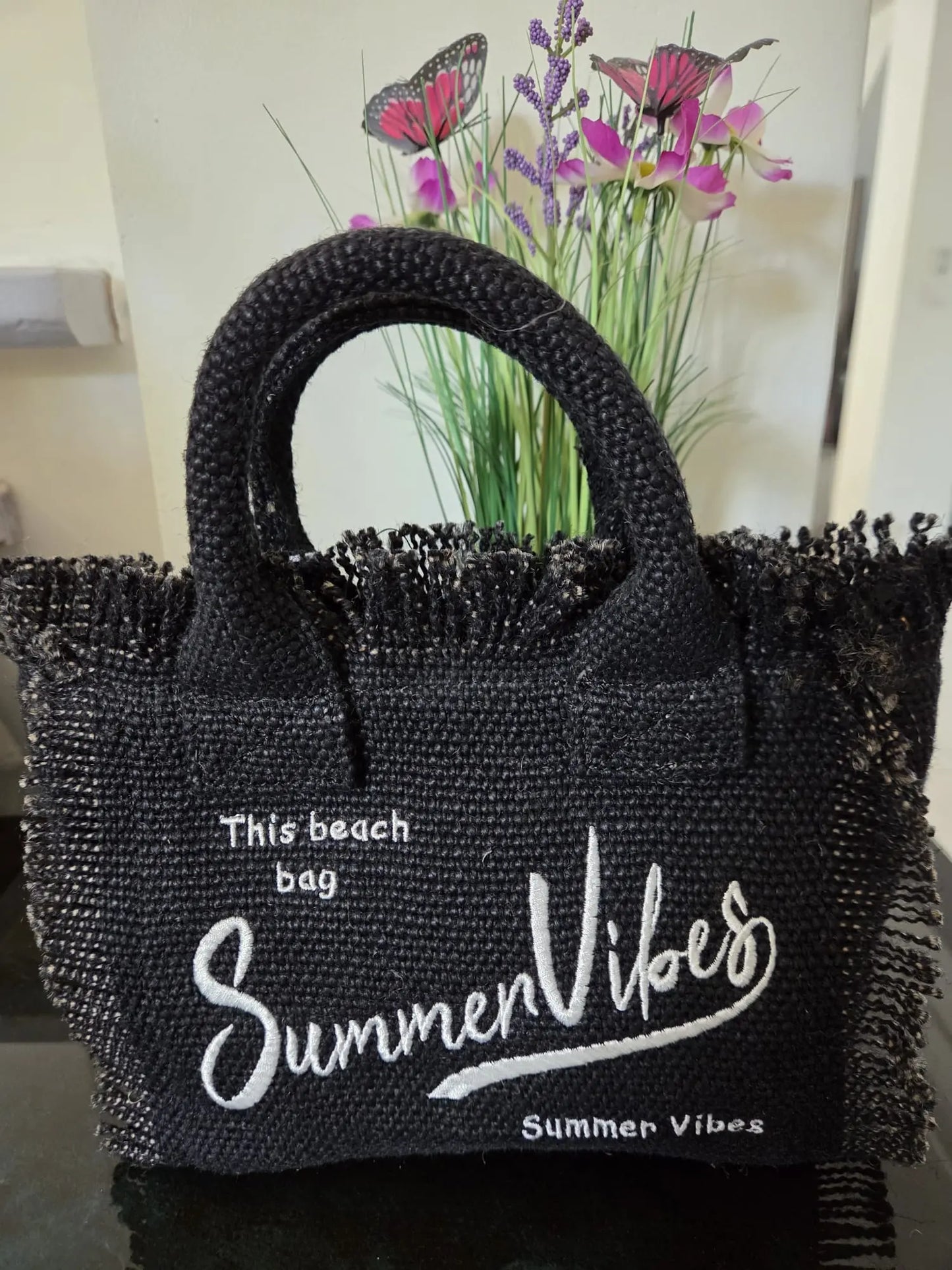 Petit sac femme “Summer Vibes” style bohème chic avec anses rigides, fermeture zip et bandoulière, disponible en plusieurs coloris pour un look estival tendance.