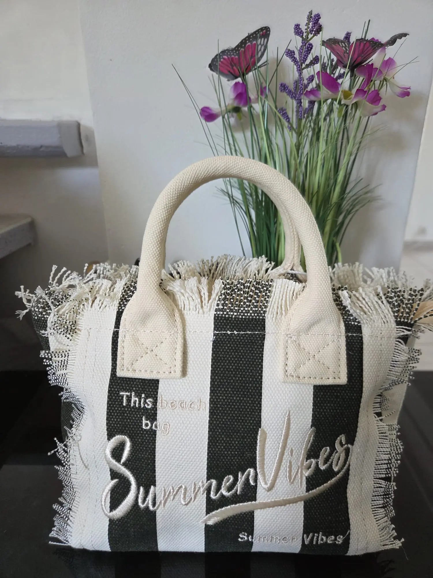 Petit sac femme “Summer Vibes” rayé style bohème chic avec franges, fermeture zip et bandoulière, disponible en plusieurs coloris tendance été.