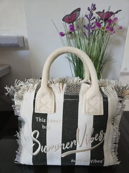 Petit sac femme “Summer Vibes” rayé style bohème chic avec franges, fermeture zip et bandoulière, disponible en plusieurs coloris tendance été.