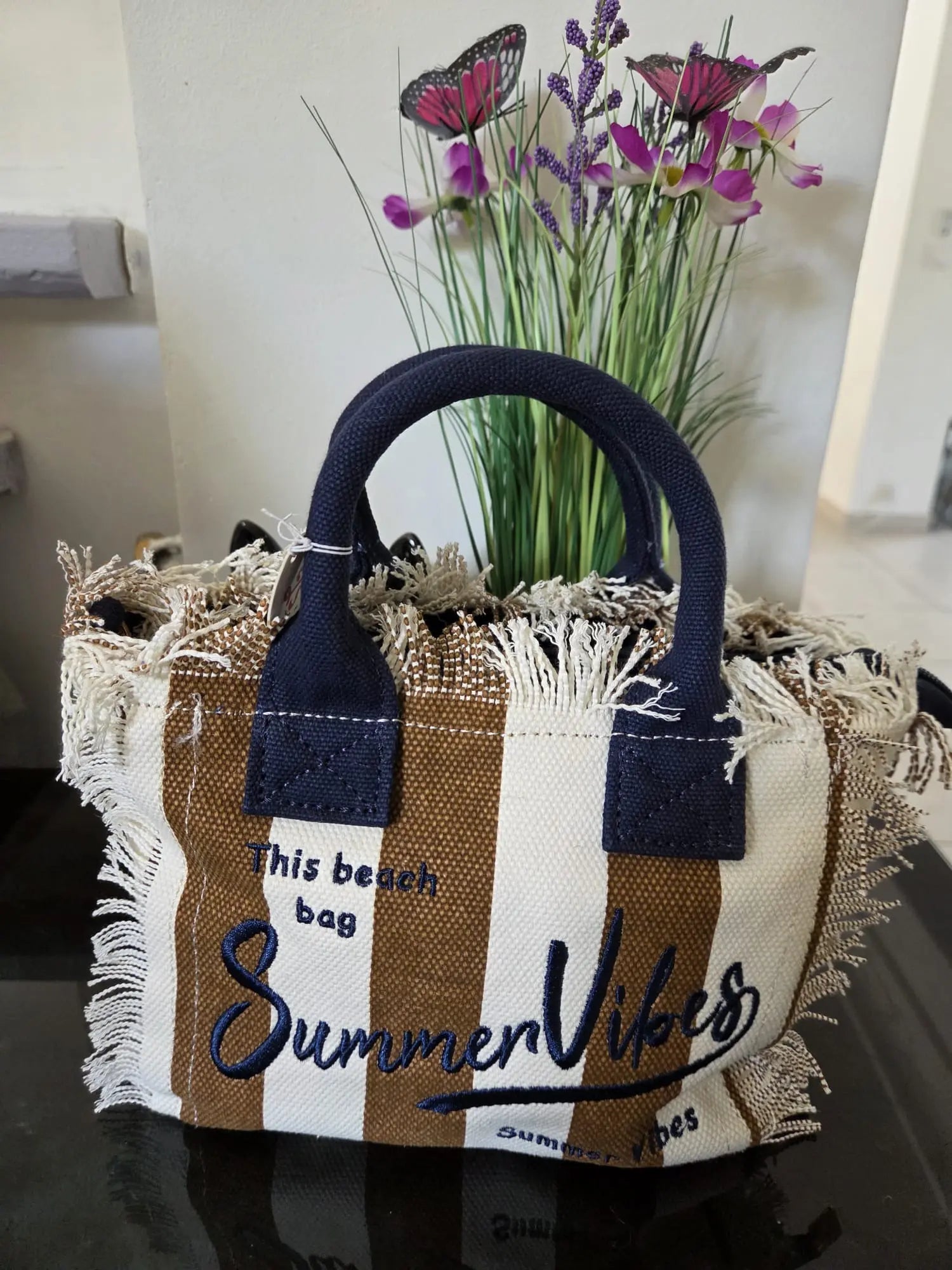 Petit sac femme “Summer Vibes” rayé style bohème chic avec franges, fermeture zip et bandoulière, disponible en plusieurs coloris tendance été.