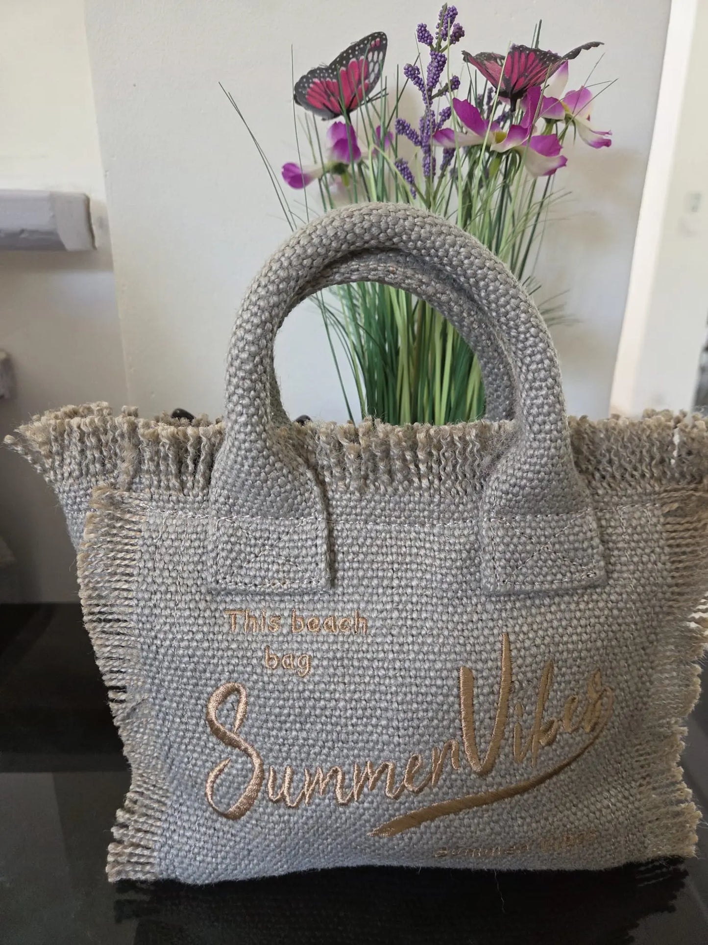 Petit sac femme “Summer Vibes” style bohème chic avec anses rigides, fermeture zip et bandoulière, disponible en plusieurs coloris pour un look estival tendance.