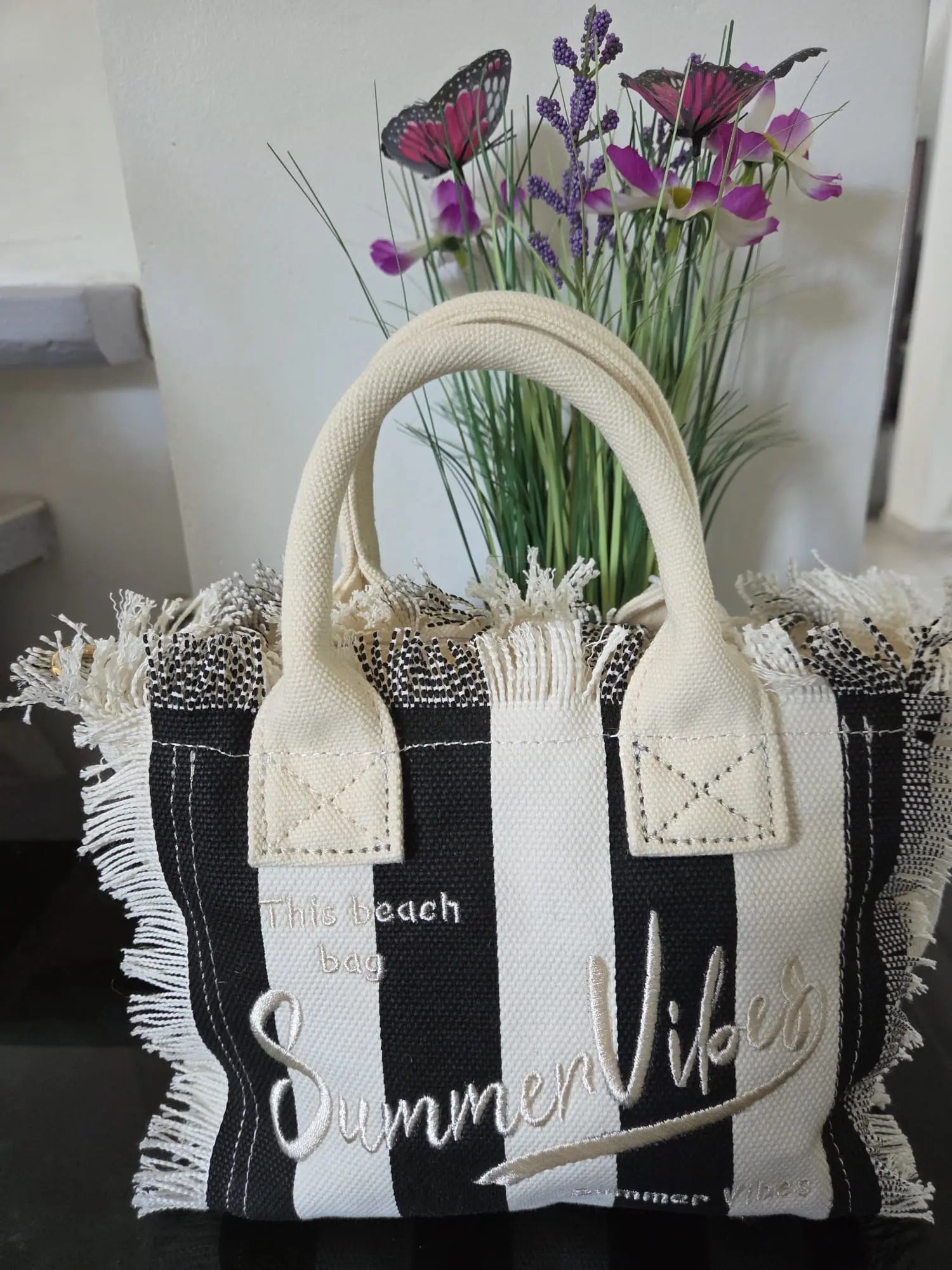 Petit sac femme “Summer Vibes” rayé style bohème chic avec franges, fermeture zip et bandoulière, disponible en plusieurs coloris tendance été.