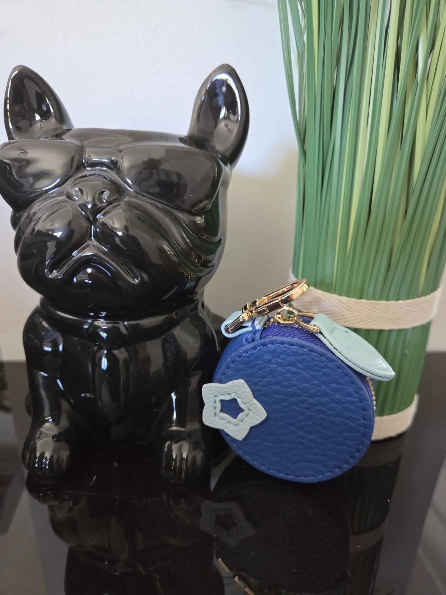 Mini porte-monnaie porte-clés en cuir véritable avec mousqueton doré, modèle rond bleu et modèle vert en forme de poire.