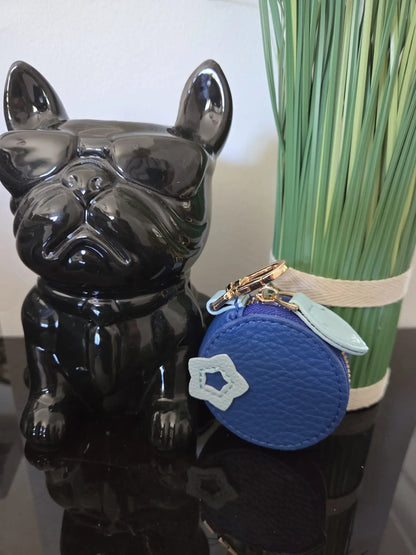 Mini porte-monnaie porte-clés en cuir véritable avec mousqueton doré, modèle rond bleu et modèle vert en forme de poire.
