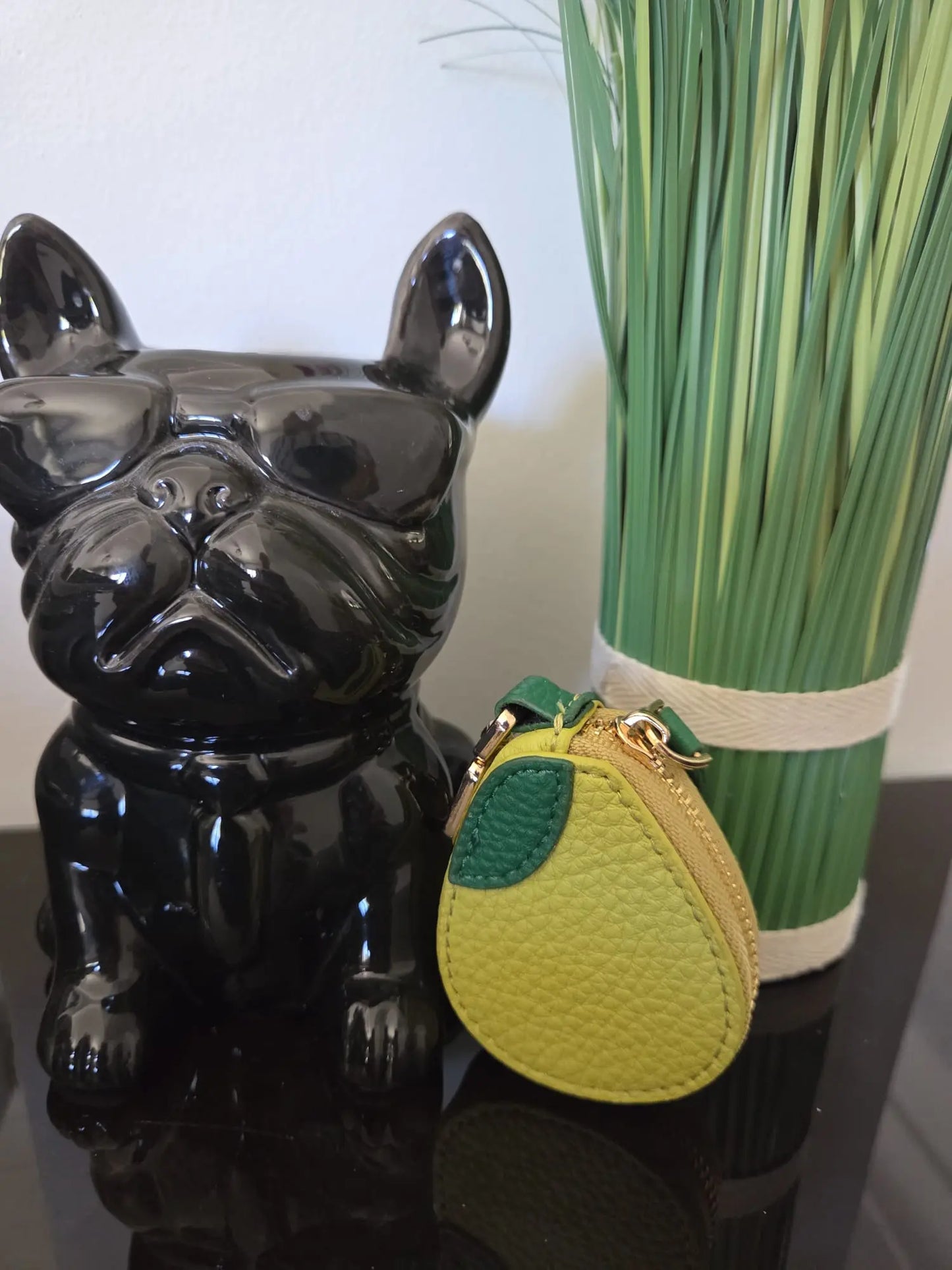 Mini porte-monnaie porte-clés en cuir véritable avec mousqueton doré, modèle rond bleu et modèle vert en forme de poire.