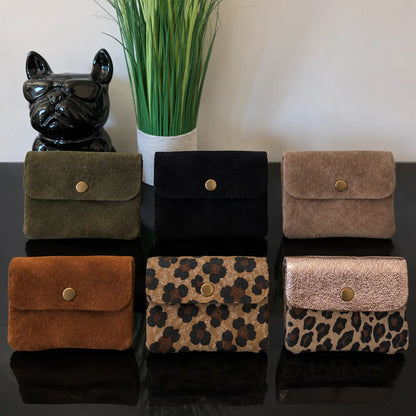 Collection de porte-monnaie en cuir véritable souple 12x9 cm avec fermeture pression, compartiment zippé et rangements pour cartes et billets, disponibles en plusieurs coloris et motifs léopard.