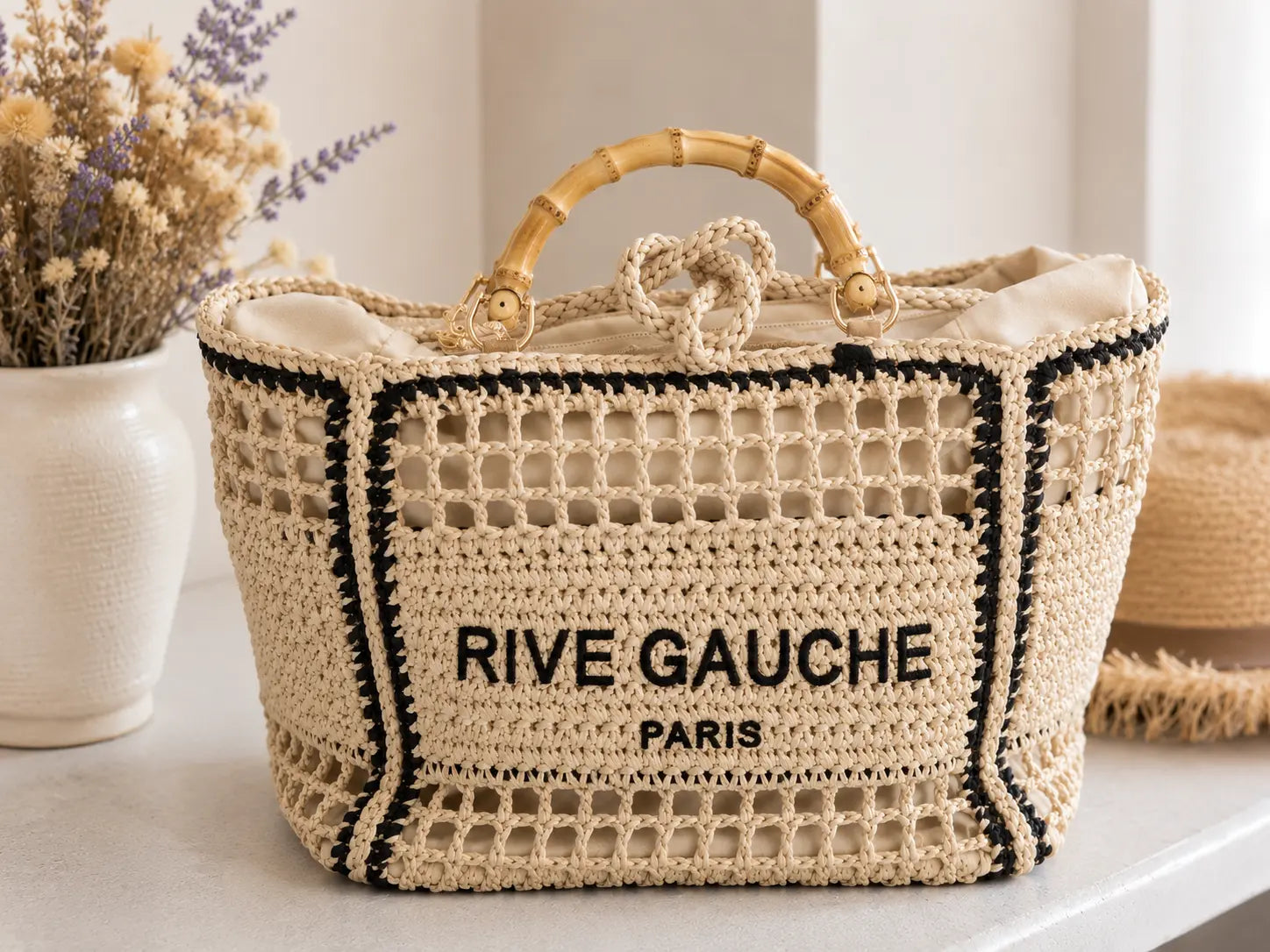 Sac cabas tressé femme style bohème “Rive Gauche” noir et beige avec poignées effet bambou, grand format élégant pour la plage et les vacances.