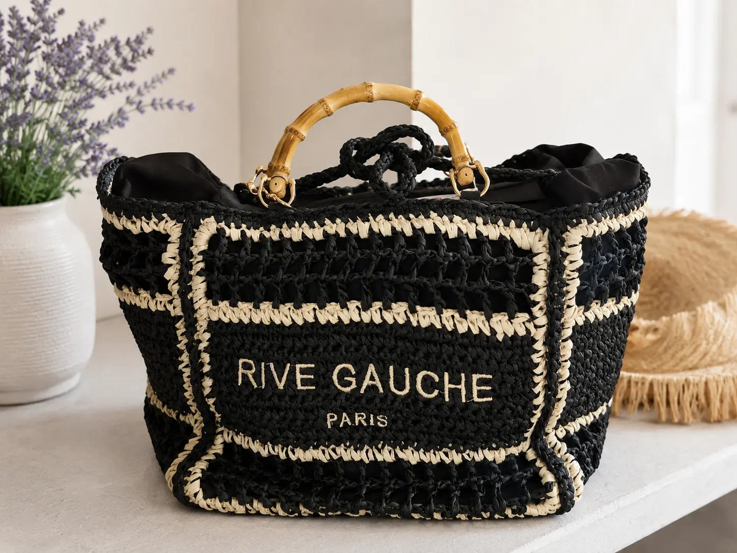Sac cabas tressé femme style bohème “Rive Gauche” noir et beige avec poignées effet bambou, grand format élégant pour la plage et les vacances.