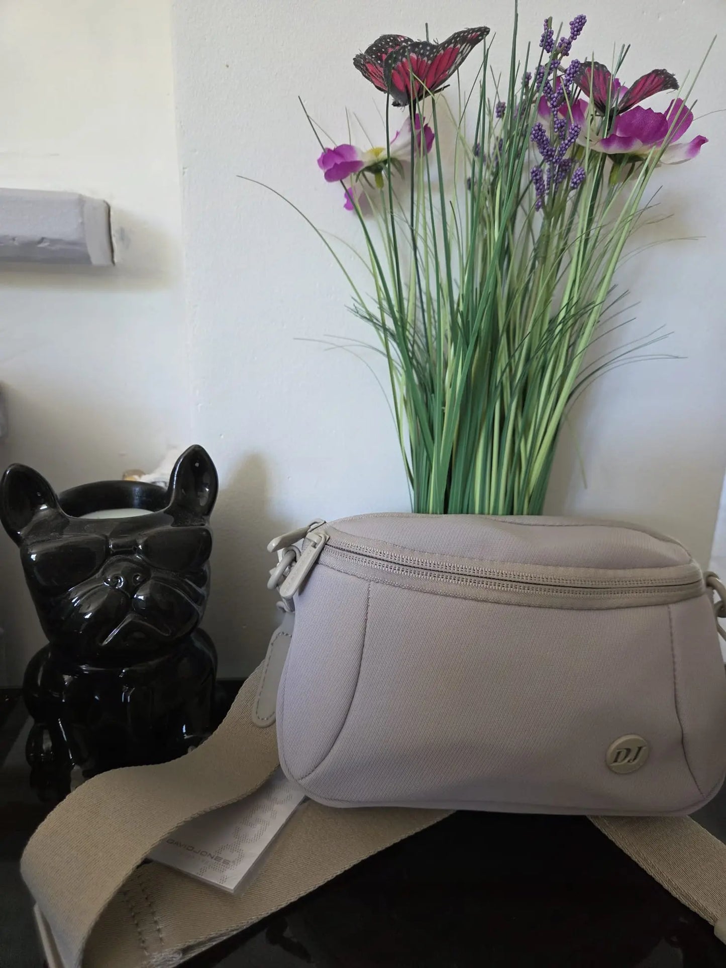 Sac banane femme David Jones avec double fermeture zippée et bandoulière réglable, disponible en plusieurs coloris tendance.