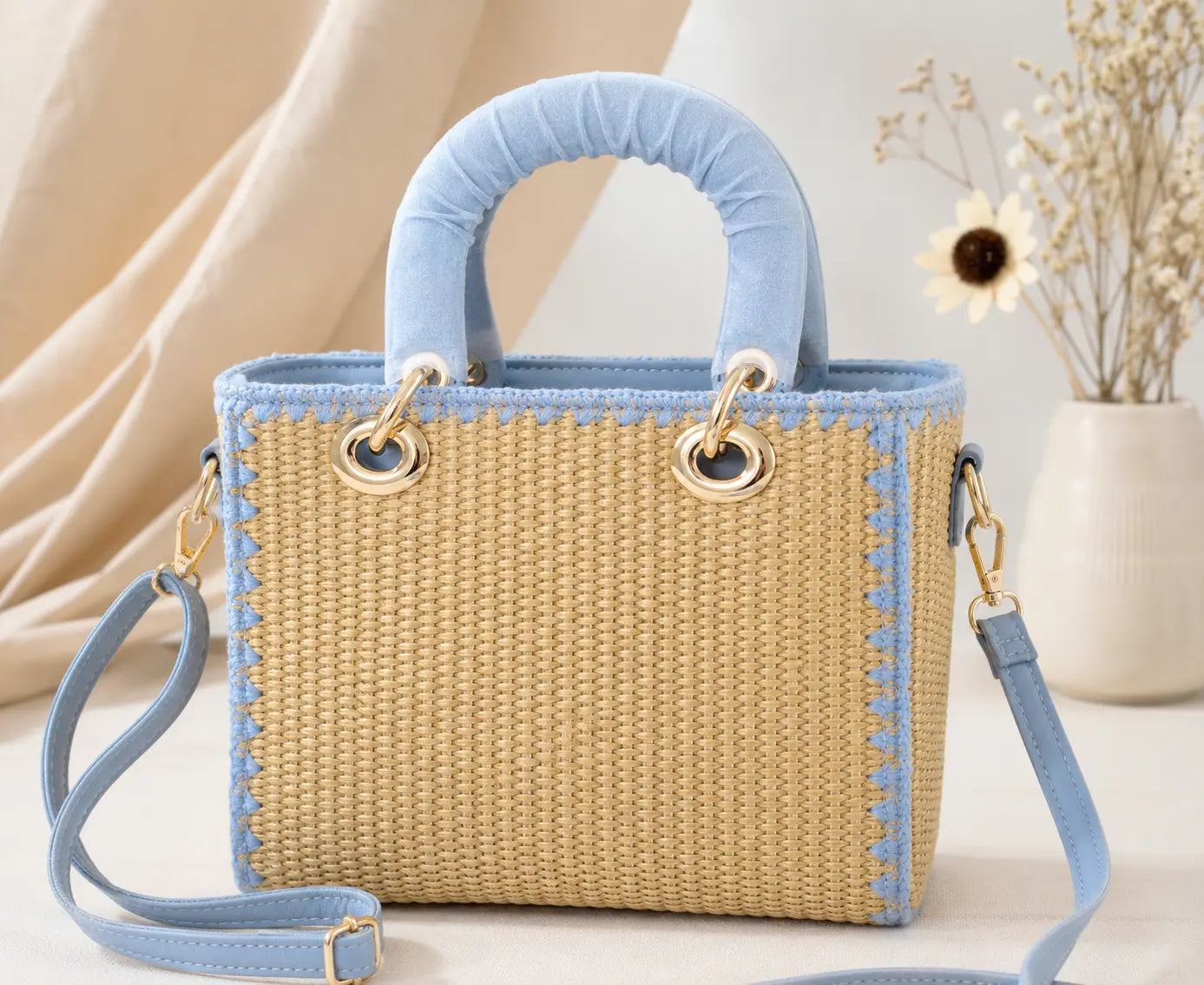Sac chic bleu ciel effet rotin avec bandoulière et fermeture zippée, élégant et tendance pour femme.