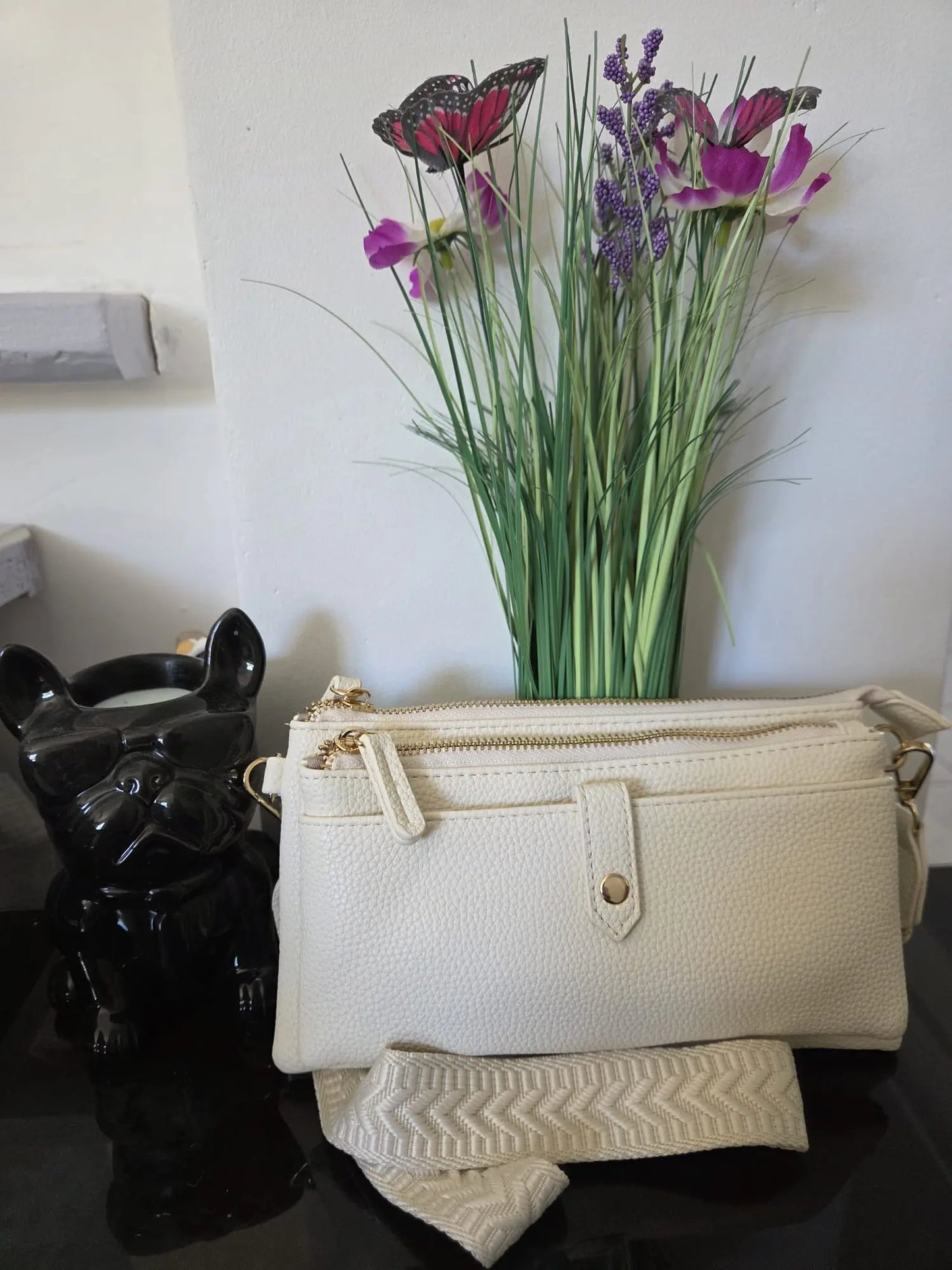 Petit sac bandoulière femme multi-poches effet cuir avec compartiments zippés et rangement cartes intégré.