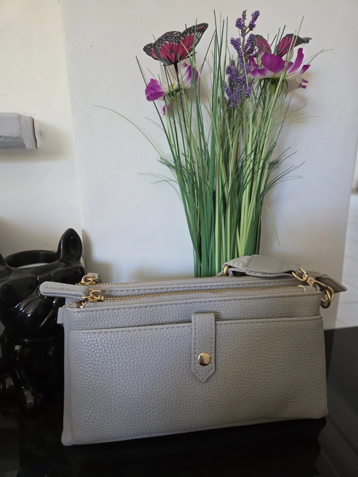 Petit sac bandoulière femme multi-poches effet cuir avec compartiments zippés et rangement cartes intégré.