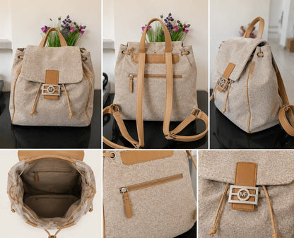 Sac à dos femme beige et camel en tissu texturé avec fermeture par cordon et bouton pression, posé sur fond intérieur clair.
