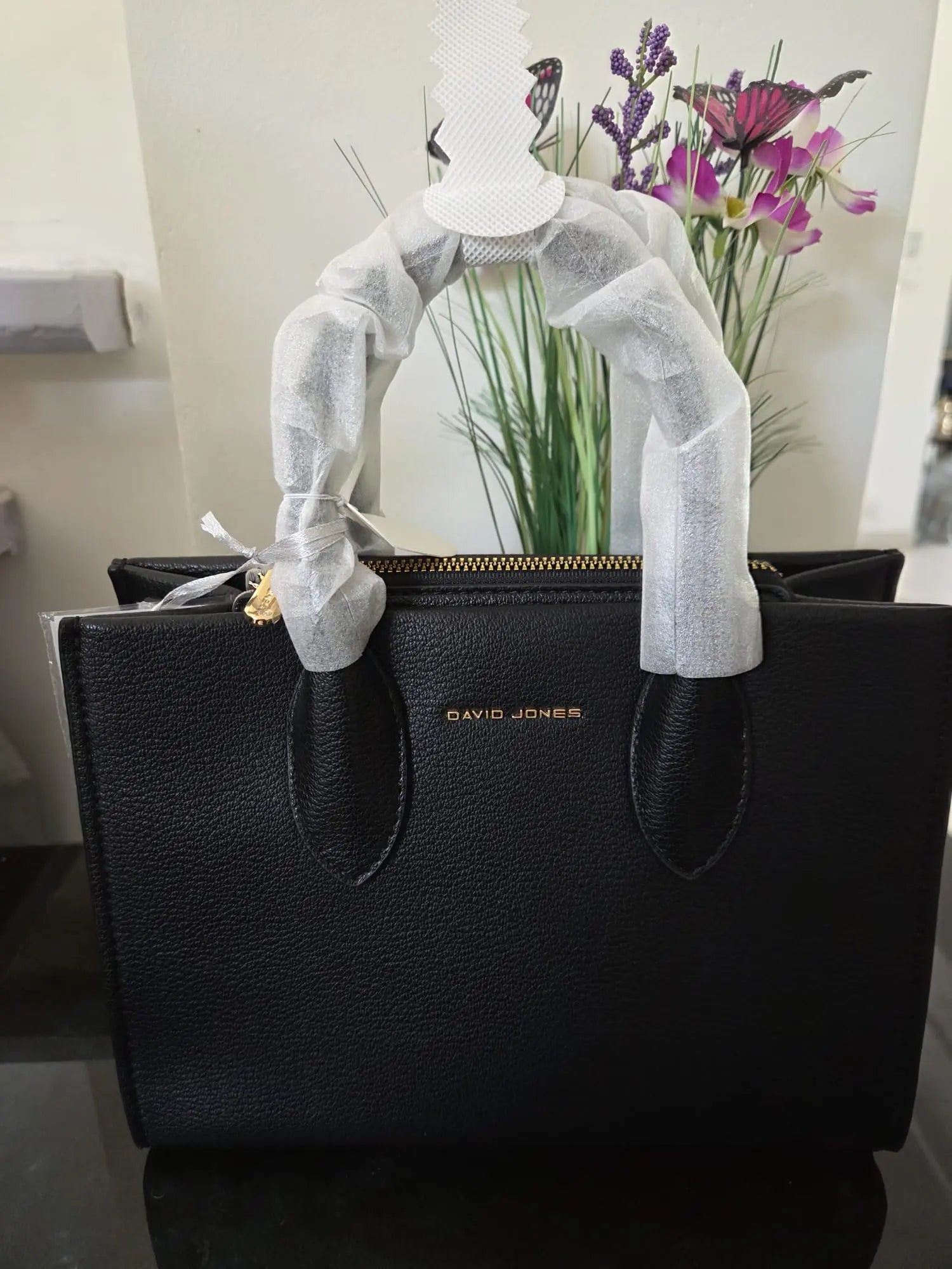 Sac à main élégant David Jones en simili cuir grainé avec fermeture zippée et détails dorés, chic et moderne pour femme.