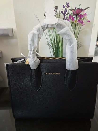 Sac à main élégant David Jones en simili cuir grainé avec fermeture zippée et détails dorés, chic et moderne pour femme.