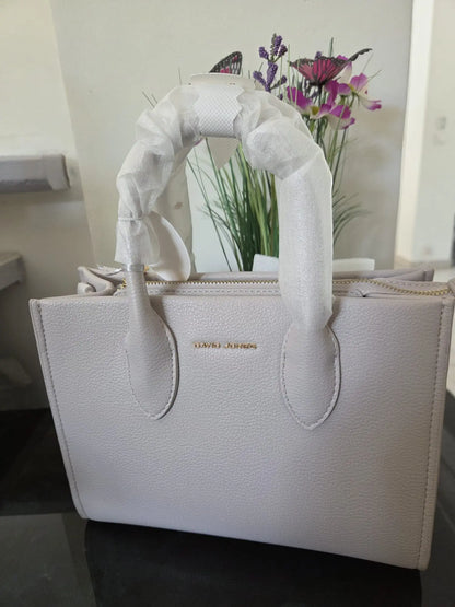 Sac à main élégant David Jones en simili cuir grainé avec fermeture zippée et détails dorés, chic et moderne pour femme.