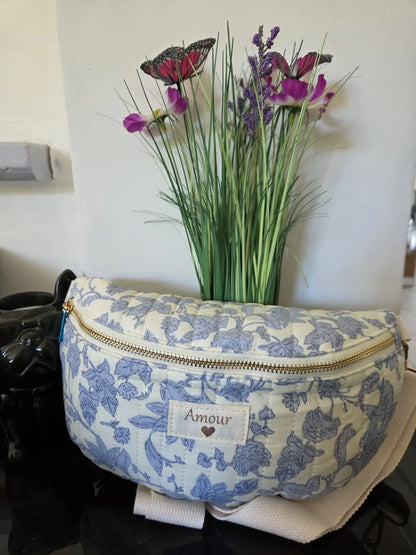 Sac banane matelassé femme motif floral Amour avec fermeture zip et bandoulière réglable.
