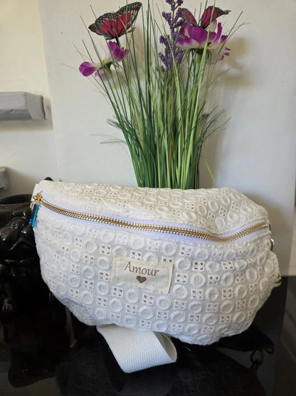 Sac banane matelassé femme motif floral Amour avec fermeture zip et bandoulière réglable.