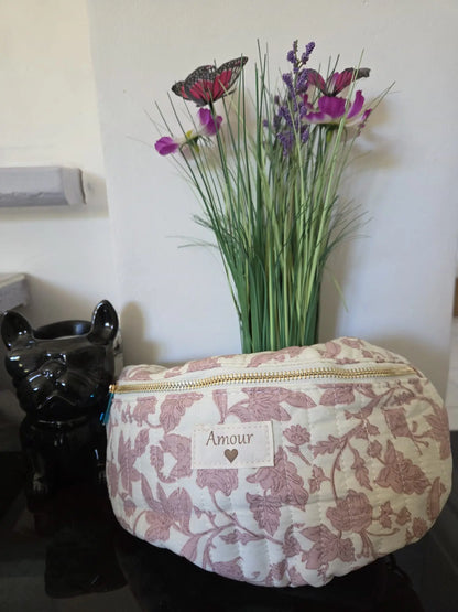 Sac banane matelassé femme motif floral Amour avec fermeture zip et bandoulière réglable.