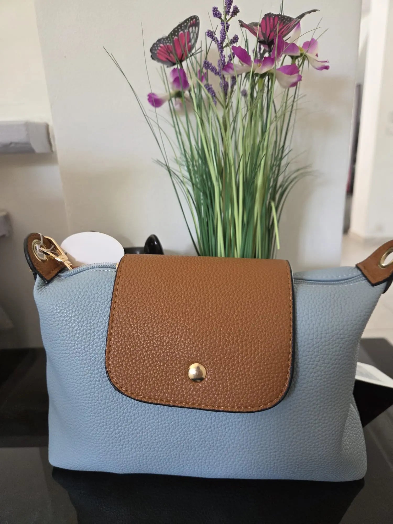 Sac femme en simili cuir avec fermeture éclair, plusieurs compartiments et poche zippée au dos, élégant et pratique au quotidien.