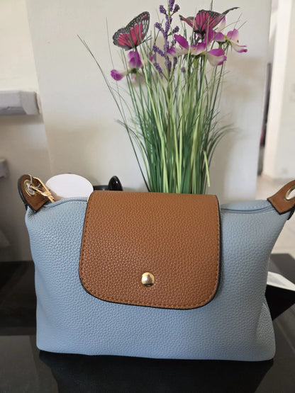 Sac femme en simili cuir avec fermeture éclair, plusieurs compartiments et poche zippée au dos, élégant et pratique au quotidien.