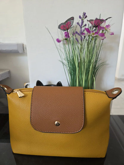 Sac femme en simili cuir avec fermeture éclair, plusieurs compartiments et poche zippée au dos, élégant et pratique au quotidien.