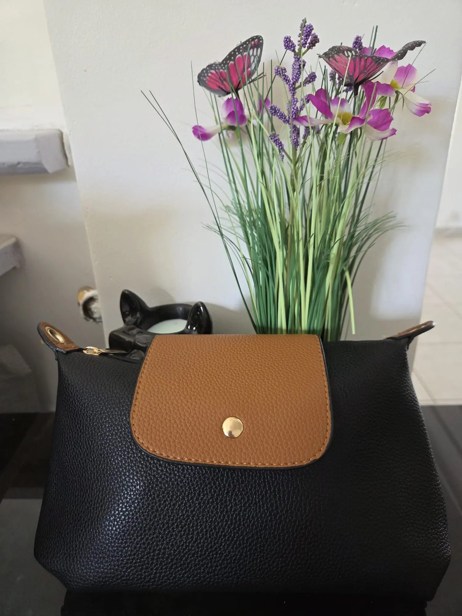 Sac femme en simili cuir avec fermeture éclair, plusieurs compartiments et poche zippée au dos, élégant et pratique au quotidien.